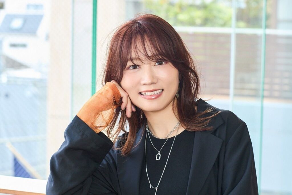 【丸顔×ミディアムヘア】ボブベースのレイヤースタイルで、縦ラインを強調して好バランスに